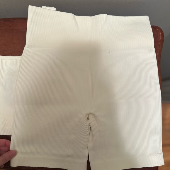 🛍️NWT QINSEN Women’s 2 Piece Cream Work Out Set - Picture 7 of 10